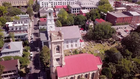Aerial pull away view of historic churches in downtown Charleston. Video stock 128375081