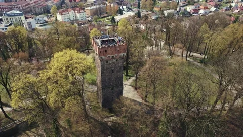 Aerial pull back and ascend from Piast Tower in Cieszyn, Poland. Vidéo 342271791