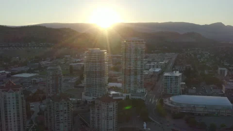 Aerial pull back of Downtown Kelowna skyline, beautiful sunrise 库存影片 208701955