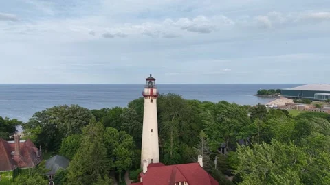 Aerial Pull Back from Grosse Point Lighthouse to Lake Michigan Evanston IL Vídeo Stock 336877721