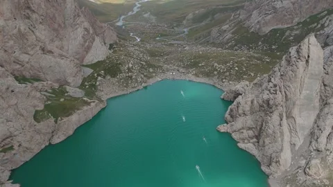 Aerial pull back from Kel-Suu lake to an alpine valley, Kyrgyzstan Видео 347241401