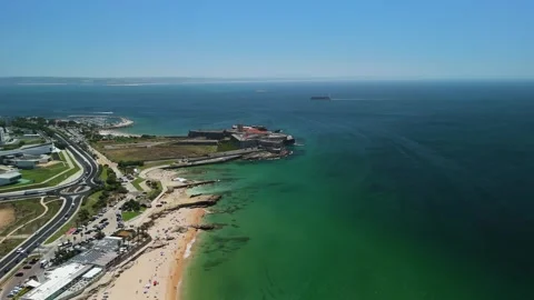 Aerial Pull-Back Over Carcavelos Beach Vidéo 336722220