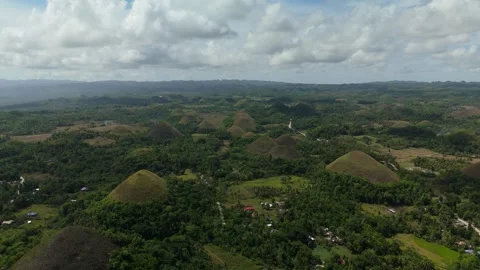 Aerial Pull-Back Over Chocolate Hills Stockbeeldmateriaal 335159703