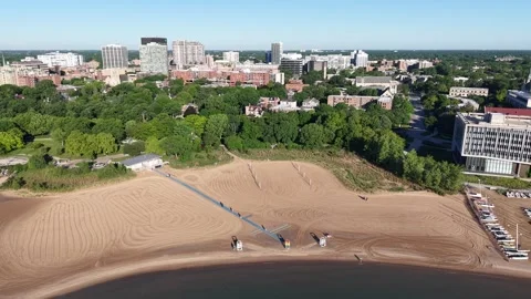 Aerial Pull-Back Over Clark Street Beach and Downtown Evanston Skyline Illinois Vídeo Stock 336814600