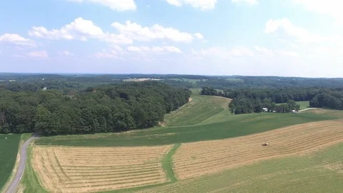 Aerial Pull-Back Over Farm Land in Rural Westminster, Maryland, USA Vidéo 114028544