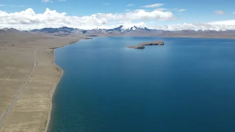 Aerial Pull Back Over Lake Pumoyum Co with Island and  Mountains, Tibet China Video stock 326212037