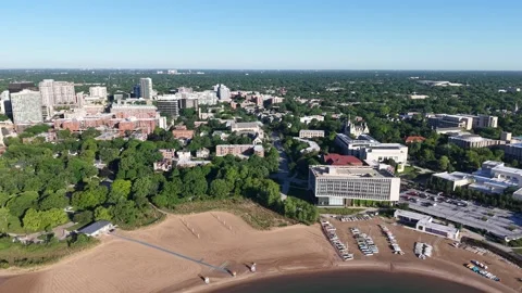 Aerial Pull-Back Over Lake Michigan Lakefront and Evanston Illinois Cityscape Vídeo Stock 336814695