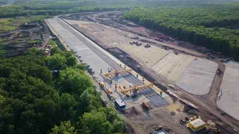 Aerial pull back over large intermodal terminal construction site in Poland. Vidéo 342436534
