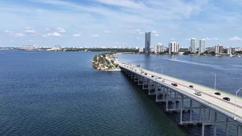 Aerial pull back over Rickenbacker Causeway bridge traffic, Biscayne Bay Vídeo Stock 342646759