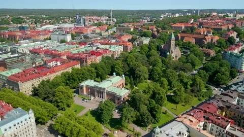 Aerial Pull-Back Over Vasaparken Revealing Gothenburg University and City 動画素材 332598393