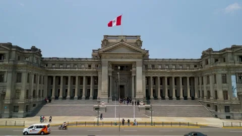 Aerial pull back of Palacio del Poder Judicial stately neoclassical facade with Vídeos de archivo 316886881