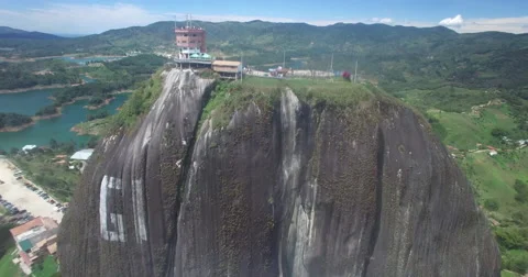Aerial pull back from Piedra del Penol rock in Guatape Vídeos de archivo 65541645