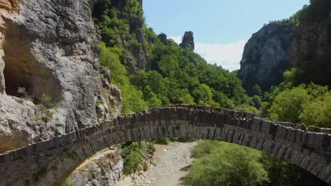 Aerial Pull-back Reveal of Kokkoris Stone Bridge and Vikos Gorge, Greece Vídeos de archivo 332601315