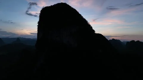 Aerial Pull Back Revealing Karst Mountain Peaks At Sunset In Yangshuo Vídeos de archivo 313060421