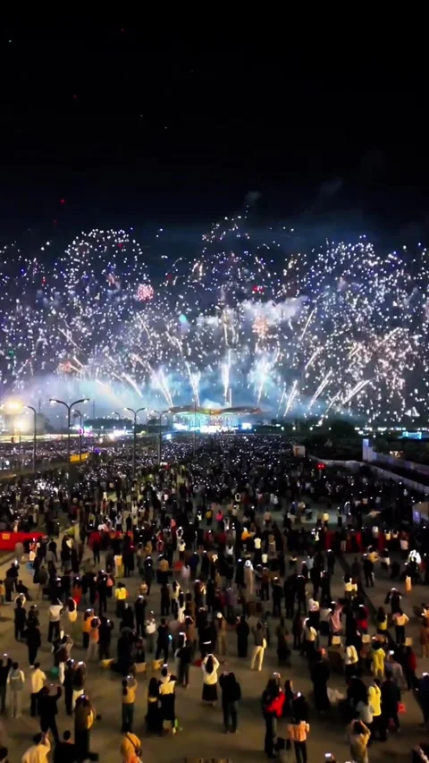 Aerial Pull-back Shot of Crowds Watching Spectacular Fireworks for Chinese N Vídeos de archivo 328964811