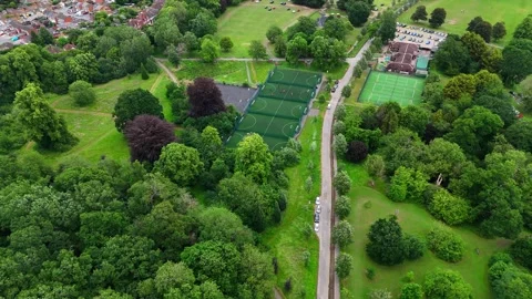 Aerial pull-back shot revealing Prospect Park, Reading and city on an overcast Vídeos de archivo 337007281
