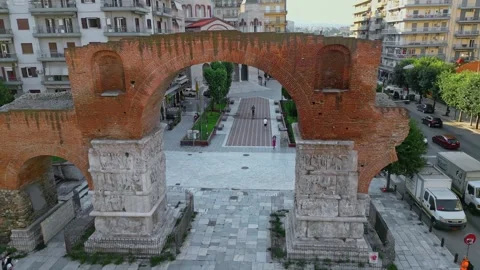 Aerial pull-back shot revealing the Arch of Galerius in Thessaloniki city ce Stock-Footage 346980416