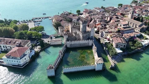 Aerial Pull-Back Shot of Scaligero Castle in Sirmione, Lake Garda Vídeos de archivo 333056535
