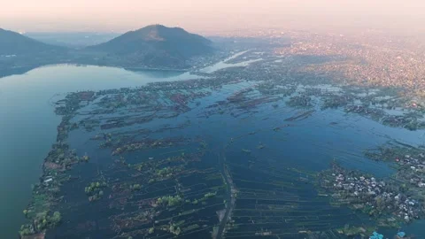 Aerial Pull-back shot showing Dal Lake and iconic Shankaracharya Temple Hill 库存影片 333791818