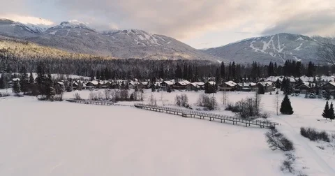 Aerial Pull Back Of A Small Village In Front Of A Ski Resort 스톡 동영상 84751633
