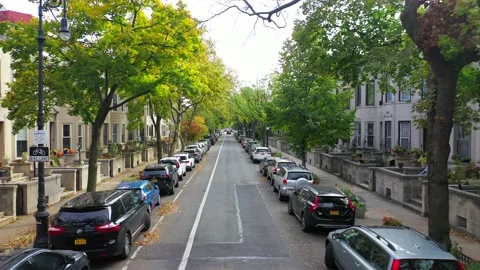 Aerial Pull Back Street View of a Beautiful Brownstone Neighborhood in Vídeos de archivo 146108498