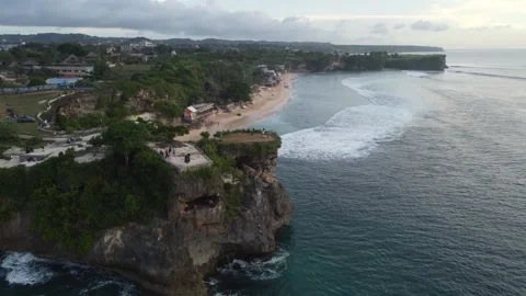 Aerial pull out from Balangan Beach viewpoint, Bali Stockbeeldmateriaal 329004306