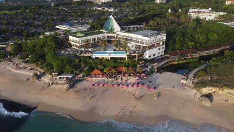 Aerial pull out from Dreamland Beach coastline, Bali Stockbeeldmateriaal 329005651