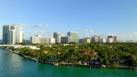 Aerial pull out rocket reveal Bal Harbour luxury mansion homes 스톡 동영상 233394248