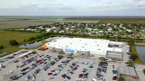 Aerial pull out shot Clewiston Walmart Vídeos de archivo 227804331