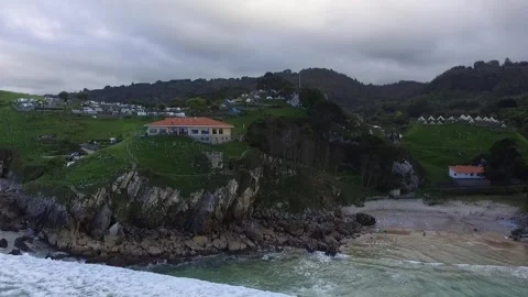 Aerial pull-out Vidiago beach horizon. Waves breaking by cliffs Vidéo 255266321