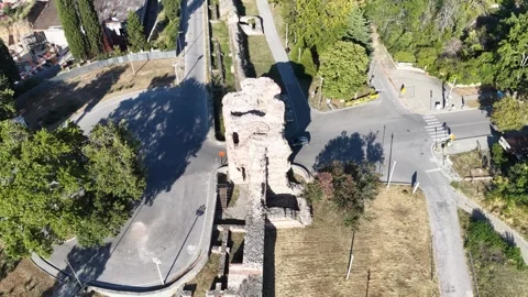 Aerial Pull-Out View of Ancient Roman Fortress Wall and Camels Gate in Hisarya 動画素材 341669352