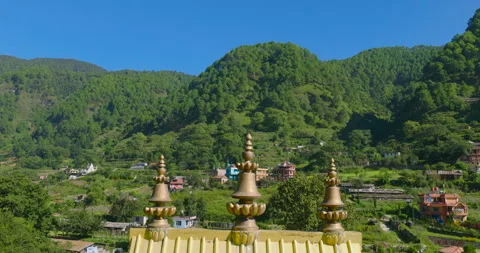 Aerial pull-out view from the hills to the golden Buddhist monastery in 库存影片 336627801