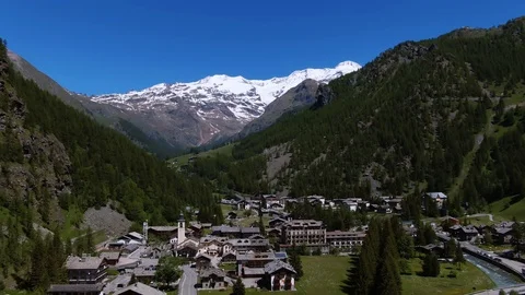 Aerial pull out view of the village of Gressoney la Trinite in the Italian Alps Stock Footage 114215948