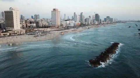 Aerial Pull of Skyline on Shore - Tel Aviv, Israel Vidéo 95492919