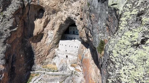 Aerial Pullback Along Dramatic Cliffs Revealing Ancient Rock Vídeos de archivo 339500692