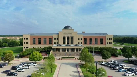 Aerial Pullback From Collin County Courthouse in McKinney Texas Vidéo 342537477