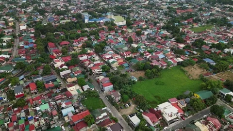 Aerial pullback of dense residential rooftops and suburban neighborhood in Vidéo 334576894