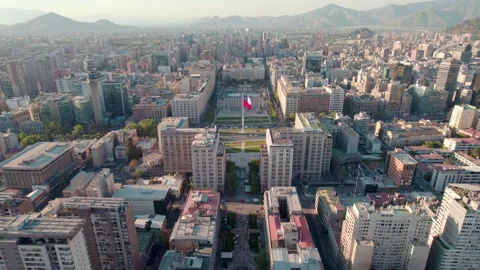 Aerial pullback from La Moneda Palace, revealing Bulnes promenade in Vídeo Stock 220759366