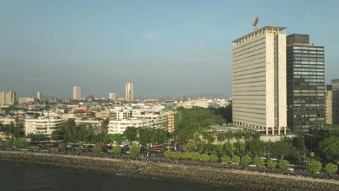 Aerial pullback from Marine drive road with Air India Building in Mumbai. Vídeos de archivo 244199501
