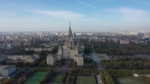 Aerial pullback from MSU main building Vidéo 326556044