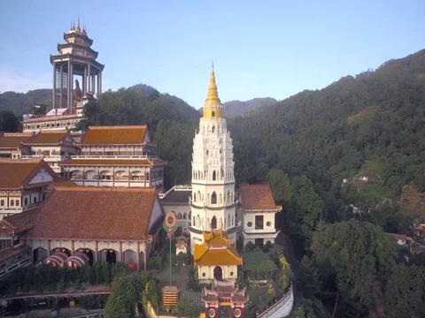 Aerial Pullback of Pagoda and Guan Yin Statue in Kek Lok Si, Penang, Malaysia Video stock 72913172