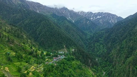 Aerial pullback panorama of Grahan village in Himalayan valley, India Stock-Footage 334016018