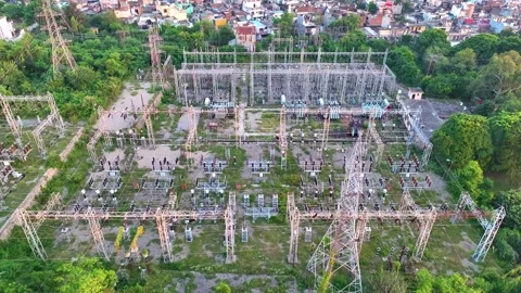 Aerial pullback reveal of a high-voltage electrical substation in India. Vídeos de archivo 346642985