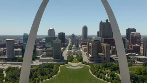 Aerial Pullback Reveals Iconci Gateway to the West in Downtown St. Louis, Stock Footage 158609365