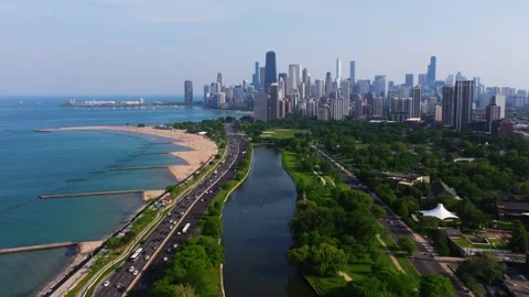 Aerial Pullback Reveals Lush Green Park with Chicago Skyline in Background Stock-Footage 313714710