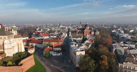 Aerial pullback reveals Wawel Castle and Kraków Old Town in autumn Stock Footage 346662407