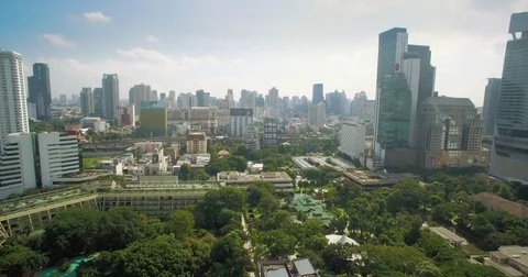 Aerial Pullback Shot of City Park and Modern Condominium 스톡 동영상 70797551