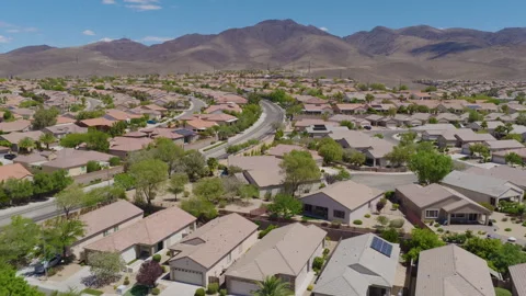 Aerial Pullback Shot of Henderson Suburban Homes Near Desert Mountains Vídeos de archivo 333803699
