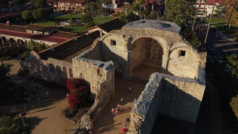 Aerial pullback shot of historic Mission of San Capistrano Vídeos de archivo 322024649