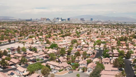 Aerial pullback shot of Las Vegas residential homes with casino strip skyline Video stock 201528850